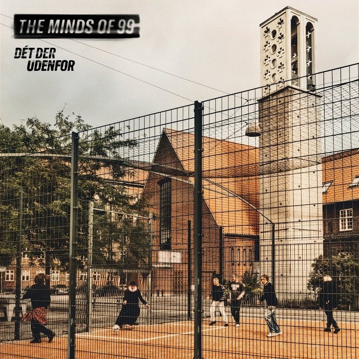 Coveret til The Minds of 99's Dét Der Udenfor: en bold-bane bag højt trådhegn foran en rød murstenskirke med hvidt klokketårn
